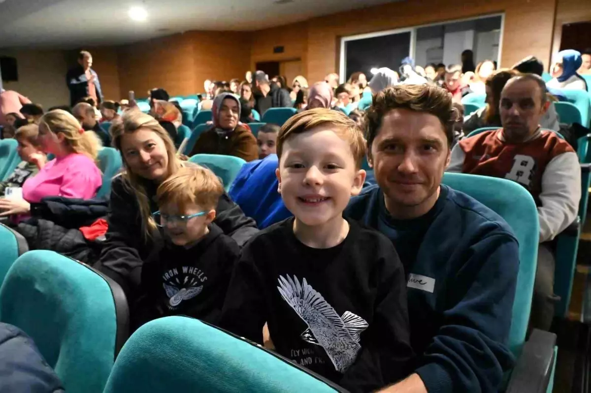 Bozüyük’te ‘Kalbimdeki Pervane’ Tiyatrosu Miniklerle Buluştu