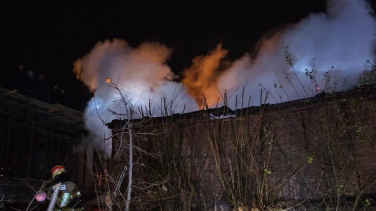 Bursa’da 2 katlı bina alevlere teslim oldu