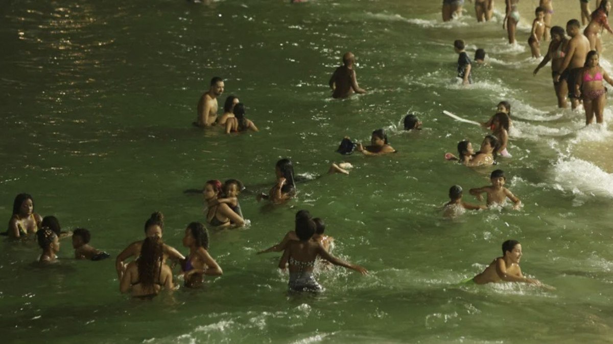 Brezilya’da halk gece karanlığında denize giriyor